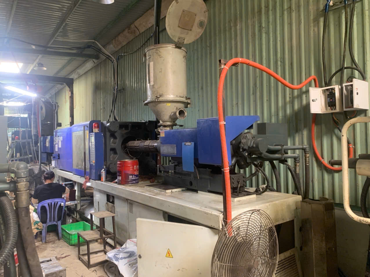 Injection molding machine 3.jpg